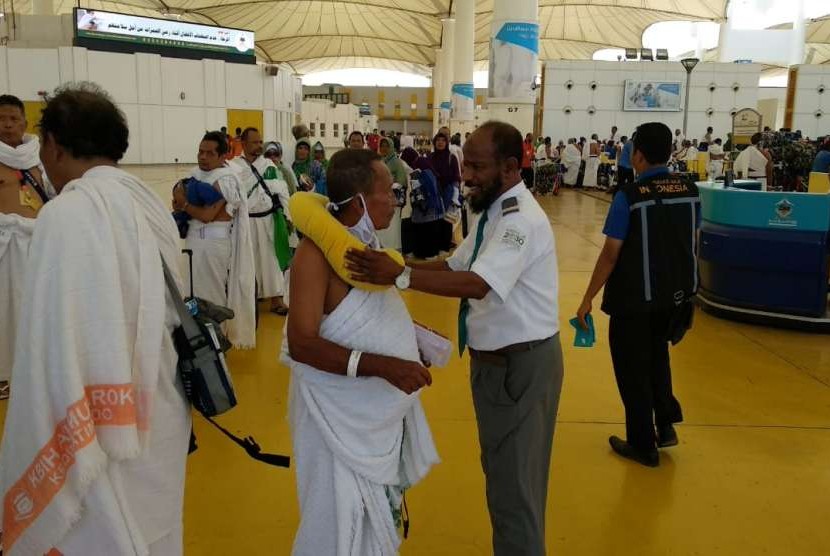 Petugas haji Arab Saudi membantu pelayanan kedatangan jamaah haji Indonesia di Bandara King Abdulaziz, Jeddah, Senin (6/8). Seiring visi Saudi 2030, para petugas Saudi mampak lebih ramah melayani jamaah haji tahun ini.