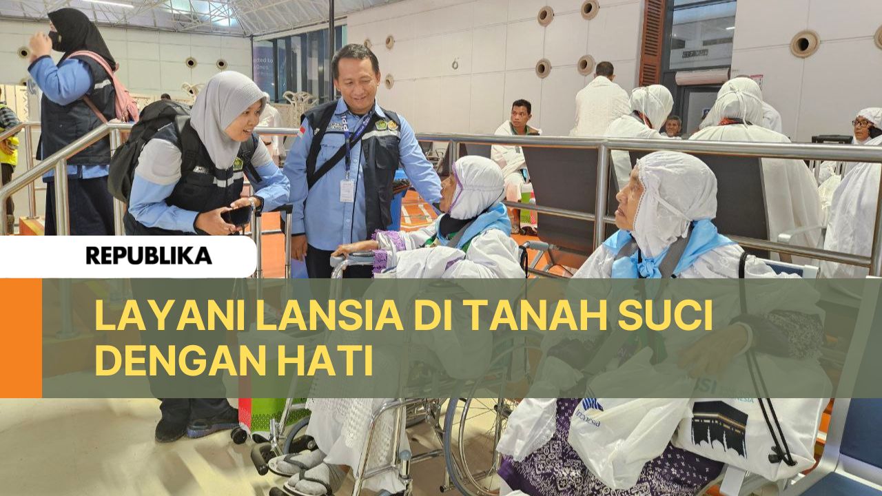 Petugas haji bersama jamaah haji lansia.