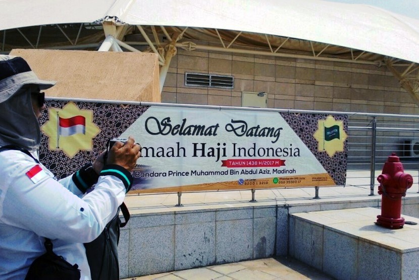 Petugas Haji Bersiap menyambut kedatangan kloter pertama di Bandara Amir Muhammad bin Abdul Aziz.