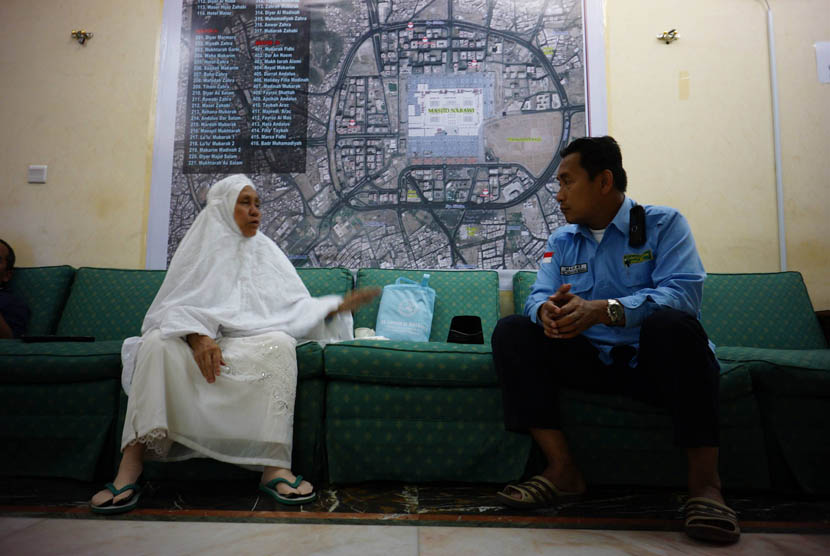   Petugas Haji Indonesia,  Maskat,  berbicara dengan Nasiah, jamaah haji non kuota asal Banjarmasin di Madinah, Senin dini hari (28/10).   (Republika/Yogi Ardhi)
