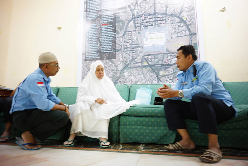  Petugas Haji Indonesia,  Maskat (kanan),  berbicara dengan Nasiah (tengah), jamaah haji non kuota asal Banjarmasin di Madinah, Senin (28/10) dini hari.