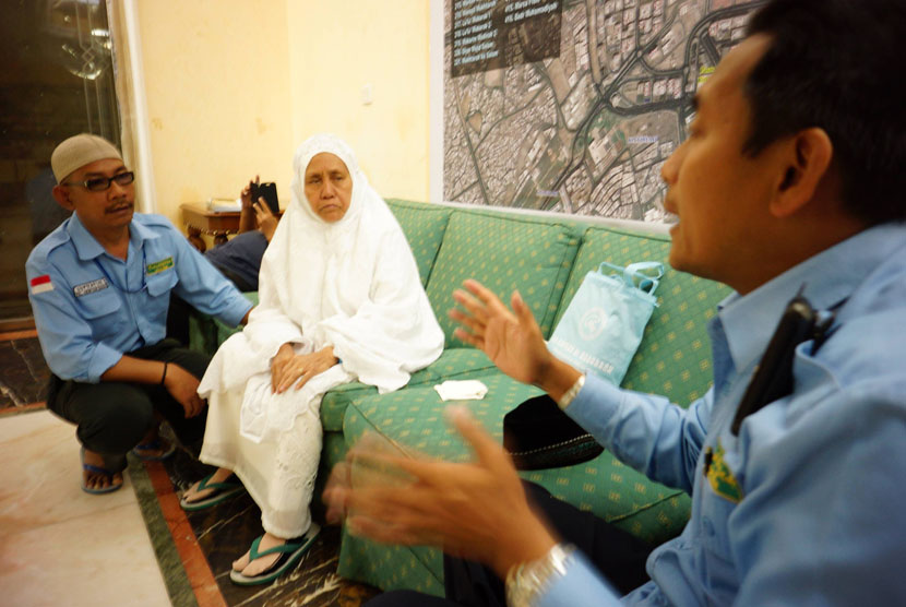   Petugas Haji Indonesia,  Maskat (kanan) berbicara dengan Nasiah, jamaah haji non kuota asal Banjarmasin di Madinah, Senin (28/10) dini hari.   (Republika/Yogi Ardhi)