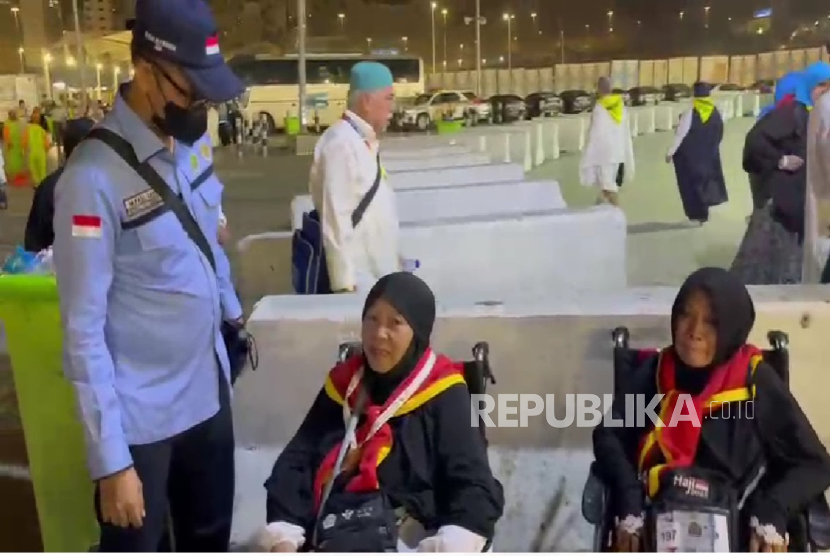 Petugas haji Indonesia membantu jamaah haji yang kesulitan berjalan di Masjidil Haram. Fadil, petugas itu, mengambil kursi roda dan mengantarkan kedua ibu tersebut sampai terminal.