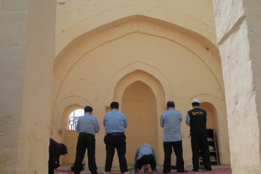 Petugas haji Indonesia sedang menunaikan shalat tahiyatul masjid di Masjid Baiat, Arafah, Makkah. 