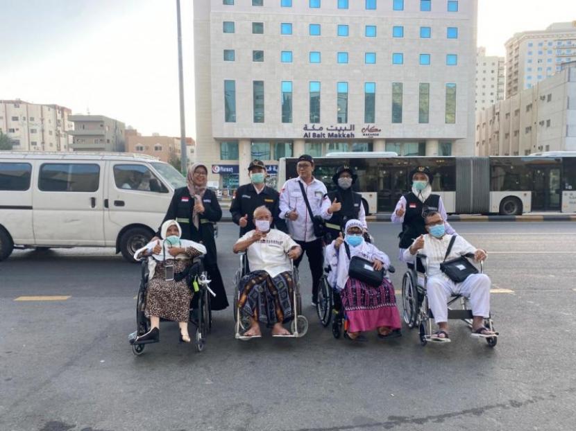Petugas haji Kloter 49 SOC DIY saat mengajak jalan-jalan para jamaah lansia di Arab Saudi.