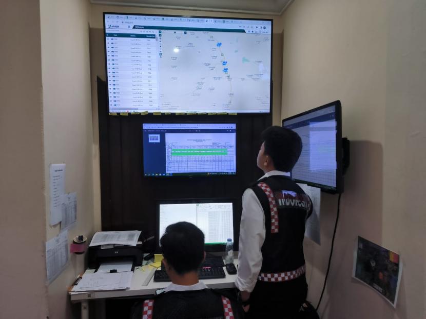 Petugas haji layanan transportasi di kantor Daerah Kerja Makkah sedang memantau pergerakan bis sholawat lewat Global Positioning System (GPS), Senin (12/6/2023). 