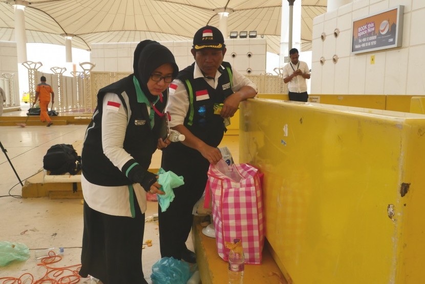 Petugas haji melakukan sweeping barang bawaan jamaah di Bandara Internasional King Abdul Aziz Jeddah