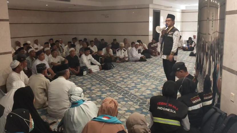 Petugas Haji memberikan edukasi kepada jamaah.