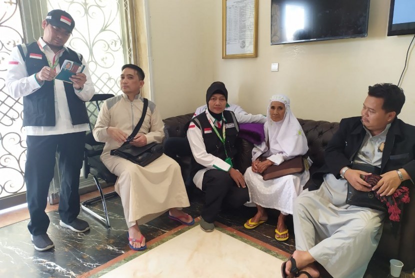 Petugas haji memeriksa dokumen kelengkapan jamaah yang terpisah dari rombongannya, di Madinah, Jumat (19/7). Jamaah asal Purwokerto, Jateng ini diketahui berangkat haji tanpa menggunakan visa haji atau lebih dikenal dengan haji sandal jepit. 