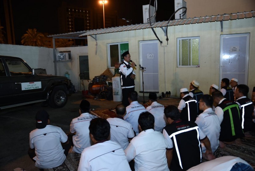 Petugas haji mendengarkan ceramah konsultan ibadah Prof Dr Aswadi di kantor Daker Makkah beberapa waktu lalu