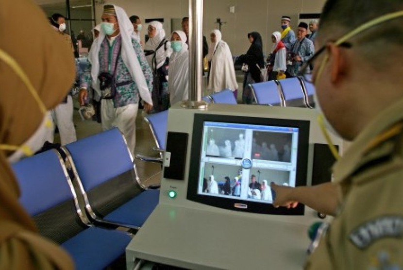 Petugas haji mengamati monitor alat Thermalscaner, yang mendeteksi suhu badan para jamaah haji kloter pertama embarkasi Batam yang tiba di Bandara Hang Nadim, Batam, Kepulauan Riau, Sabtu (3/10).