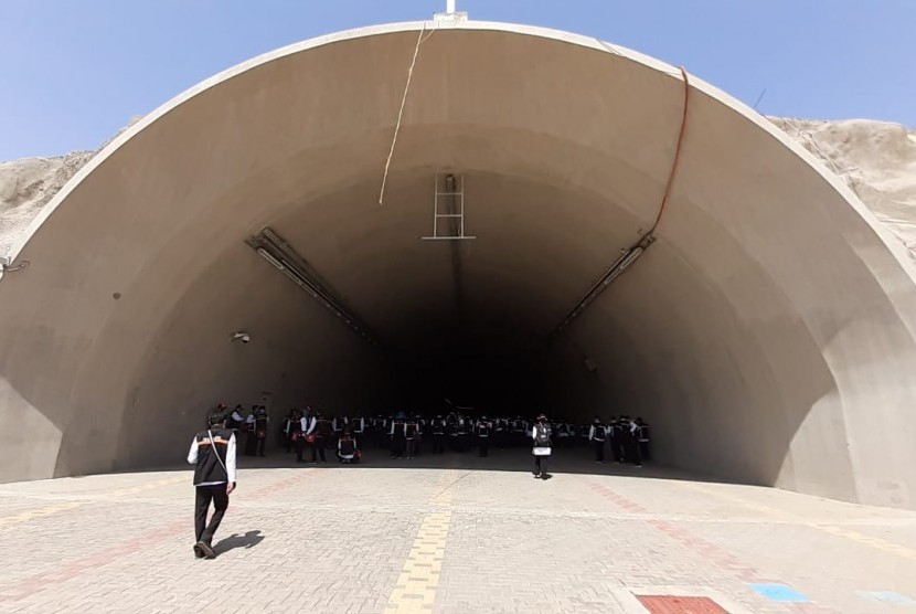 Persiapan Armuzna untuk Jamaah Haji Dicek. Foto:  Petugas haji menyusuri terowongan Mina di Makkah, Kegiatan ini merupakan simulasi dan geladi posko pelaksanaan operasi Arafah, Muzdalifah, dan Mina pada 9 hingga 13 Dzulhijah mendatang.