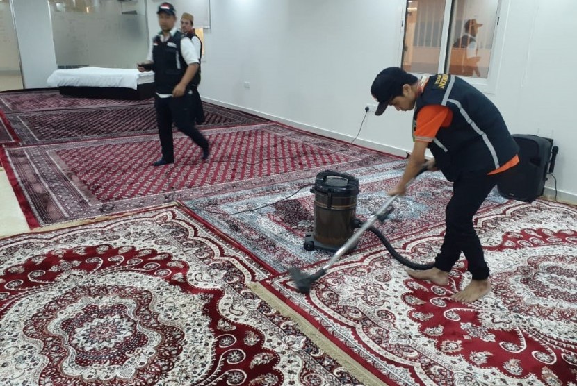 Petugas haji sedang mempersiapkan tempat untuk shalat jenazah almarhum KH Maimoen Zubair di Lantai I Kantor Urusan Haji Indonesia Daker Makkah, Arab Saudi, Selasa (6/8).