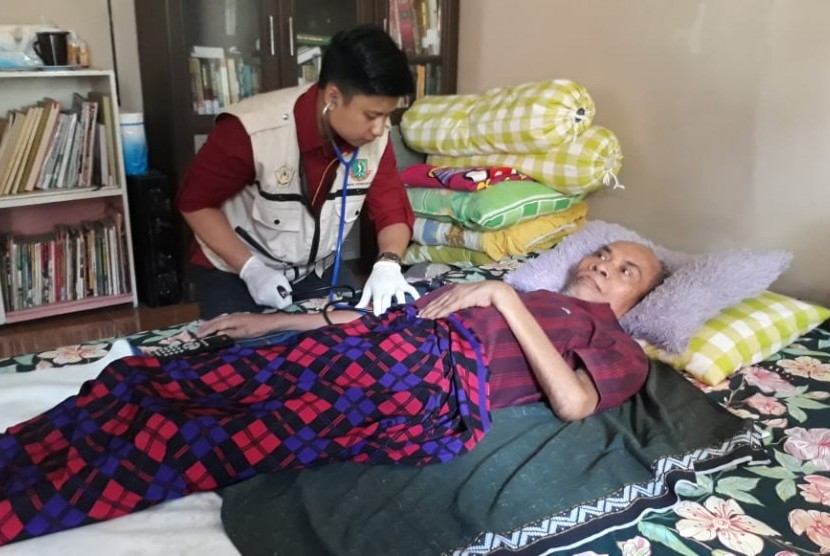 Petugas homecare memeriksa kondisi warga yang sakit di rumahnya di Kelurahan Nanggeleng Kecamatan Citamiang Kota Sukabumi  (ilustrasi)