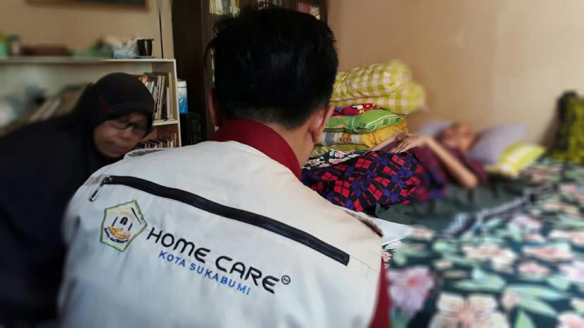 Petugas homecare memeriksa kondisi warga yang sakit di rumahnya di Kelurahan Nanggeleng Kecamatan Citamiang Kota Sukabumi. Layanan ini diluncurkan Pemkot Sukabumi untuk menjangkau warga yang kesulitan menjangkau layanan kesehatan