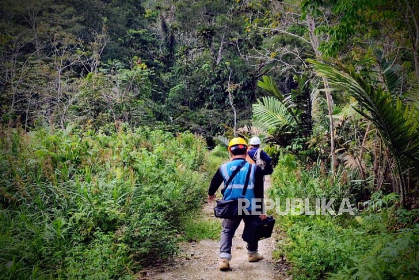 Petugas Icon Plus melakukan perbaikan komunikasi di Batang Boru, Tapanuli Selatan.