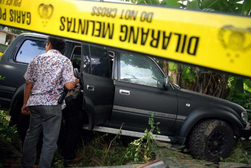   Petugas identifikasi Polrestabes Bandung melakukan pemeriksaan olah TKP dilokasi penembakan pengendara kendaraan di Jalan Hegarmanah, Bandung, Jumat (4/5). 