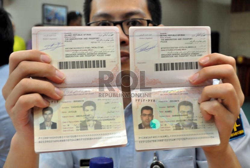   Petugas Imgrasi menujukkan paspor milik imigran asal Iran di Kantor Imigrasi Kelas 1 Jakarta Selatan, Kamis (20/6).    (Republika/Rakhmawaty La'lang)