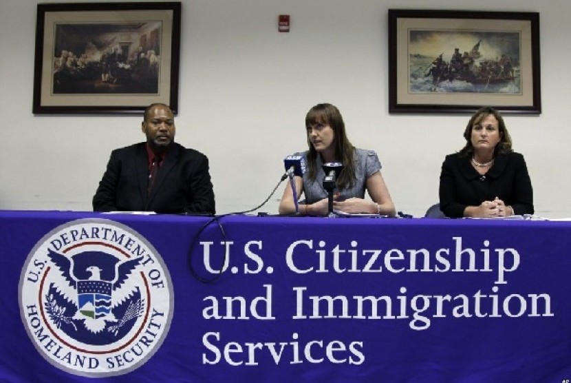 Petugas imigrasi AS memberikan keterangan pers (