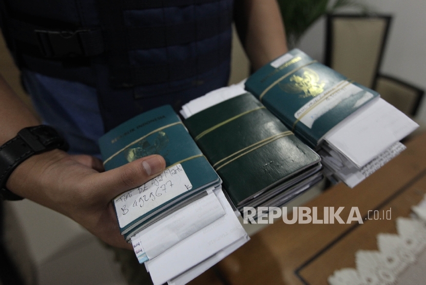 Petugas Imigrasi Bandara Soekarno-Hatta menunjukkan sejumlah paspor.