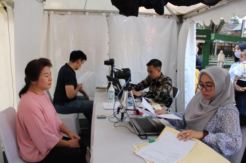 Petugas Imigrasi Bandung tengah melayani masyarakat yang hendak membuat paspor di mal Ciwalk, Kota Bandung. 