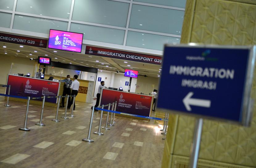 Petugas Imigrasi bertugas di konter khusus untuk delegasi pertemuan KTT G20 di Terminal Internasional Bandara I Gusti Ngurah Rai, Badung, Bali, Senin (24/10/2022). Imigrasi Soekarno-Hatta mulai menerapkan bebas visa bagi delegasi jurnalis asing dan delegasi Konferensi Tingkat Tinggi (KTT) G20 per Selasa (1/11/2022).