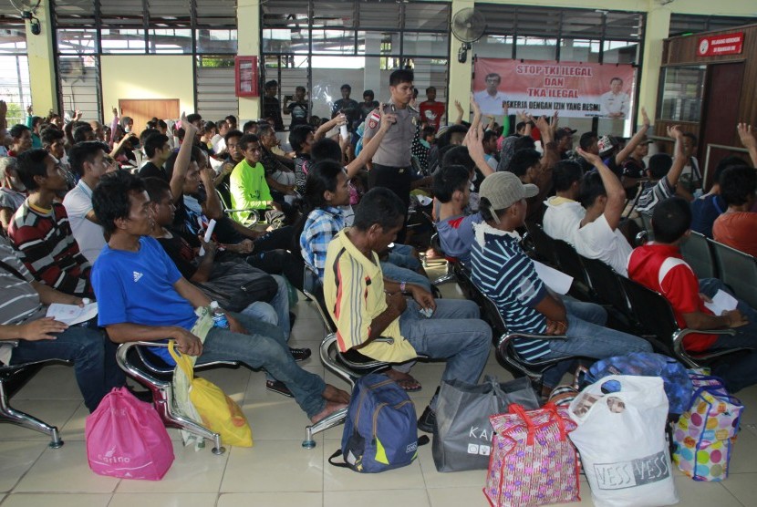 Petugas imigrasi dan kepolisian mendata TKI ilegal yang dipulangkan pemerintah Malaysia (Ilustrasi)