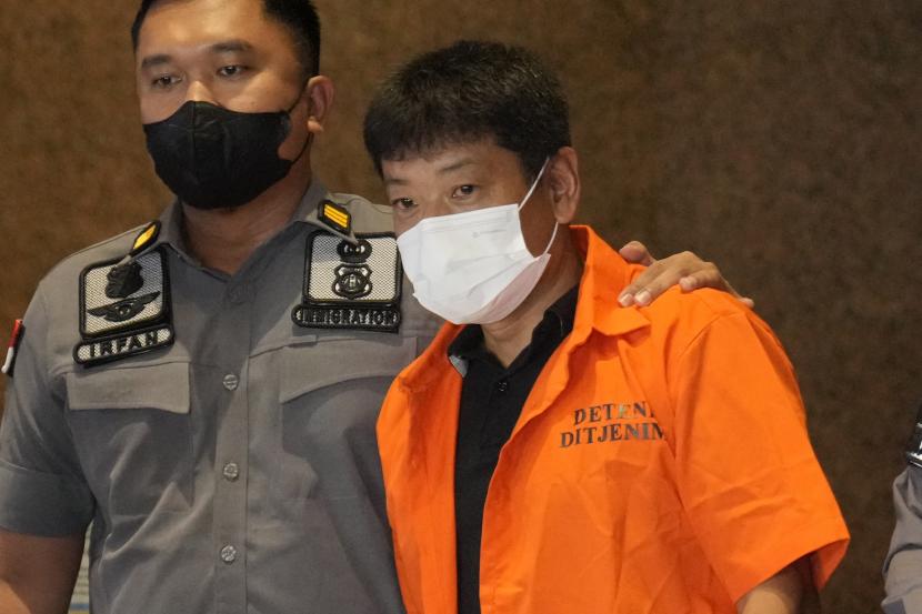 Petugas Imigrasi Indonesia mengawal buronan Jepang Mitsuhiro Taniguchi yang ditangkap di pulau Sumatera pada awal Juni, sebelum dideportasi di Jakarta, Indonesia, Rabu, 22 Juni 2022. Indonesia pada Rabu mendeportasi Taniguchi yang dicari polisi Jepang karena COVID-19 penipuan subsidi 
