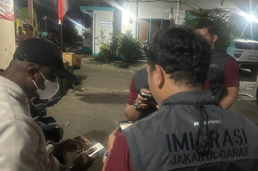 Petugas Imigrasi Jakbar mengamankan WNA Diduga langgar keimigrasian