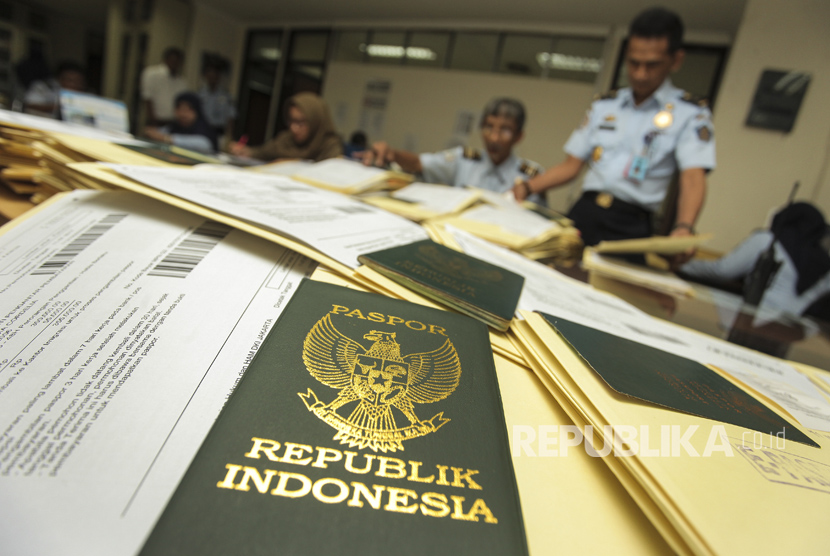 Petugas Imigrasi Kelas I Jakarta Pusat menyusun dokumen paspor milik pemohon di Kantor Imigrasi Kelas I Jakarta Pusat, Jakarta, Rabu (12/7). 