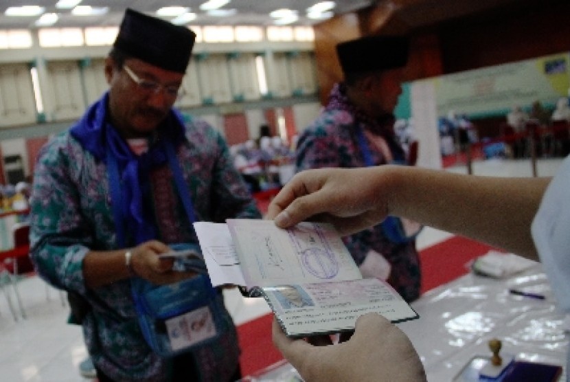 Petugas imigrasi memeriksa kelengkapan dokumen paspor haji calon jamaah haji sebelum berangkat ke Tanah Suci (ilustrasi).
