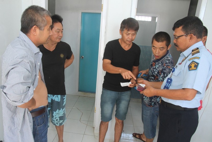 Petugas imigrasi memeriksa paspor milik warga negara asing (WNA) di ruang detensi Kantor Imigrasi Kelas II B Meulaboh, Aceh Barat, Aceh (Ilustrasi)