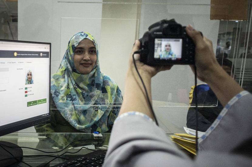 Petugas Imigrasi memotret pemohon paspor di Kantor Imigrasi ilustrasi. Kantor Imigrasi Kediri, Jawa Timur, mengungkapkan jumlah penerbitan paspor selama 2022 ini meningkat cukup tajam kendati masih dalam situasi pandemi Covid-19.