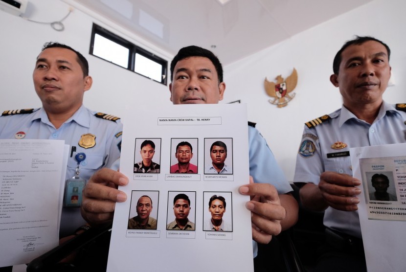 Petugas imigrasi memperlihatkan foto enam orang ABK TB. Henry yang berhasil lolos dari pembajakan Abu Sayyaf, di Tarakan, Kalimantan Utara, Rabu (20/4). 