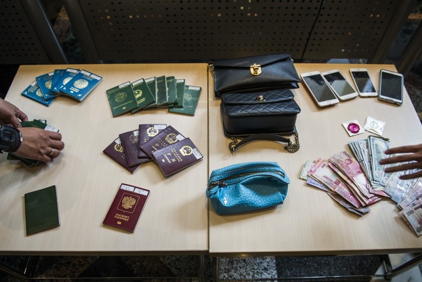 Passport and money was shown as evidences surveillance operation on the foreigners in Jakarta on Friday (January 13). 