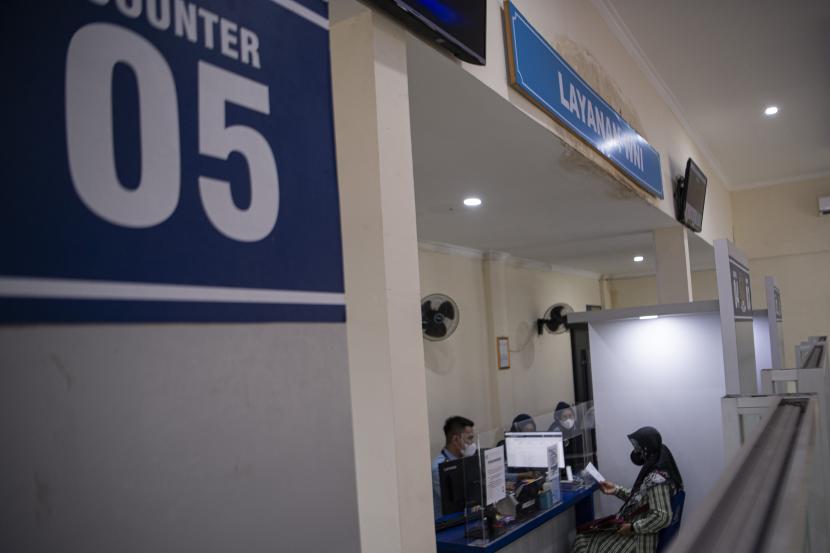 Petugas imigrasi memeriksa data pemohon pembuatan paspor di Kantor Imigrasi Kelas I TPI Palembang, Provinsi Sumatra Selatan, Senin (25/4/2022).