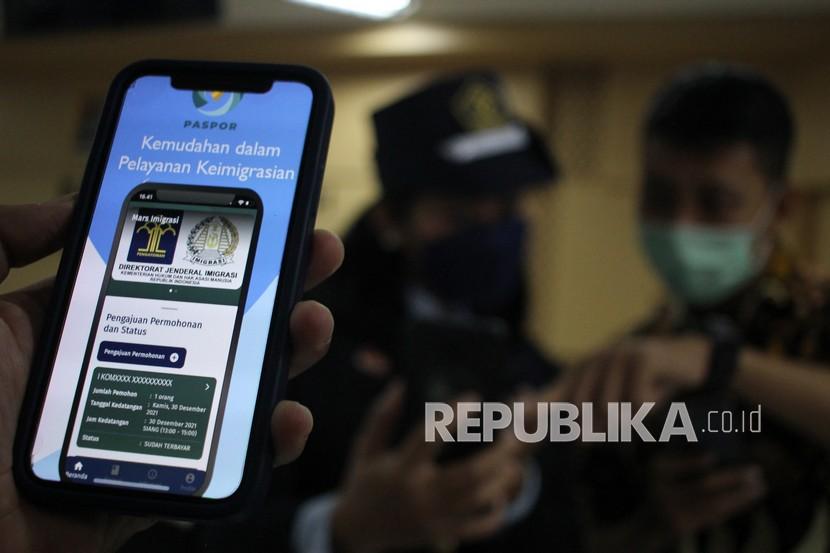 Kantor Imigrasi Kelas I Khusus Non TPI Jakarta Selatan mengimbau warga memakai aplikasi daring pengajuan permohonan paspor atau M-Paspor. Tujuan pemakaian aplikasi tersebut untuk mempercepat proses permohonan. (ilustrasi)