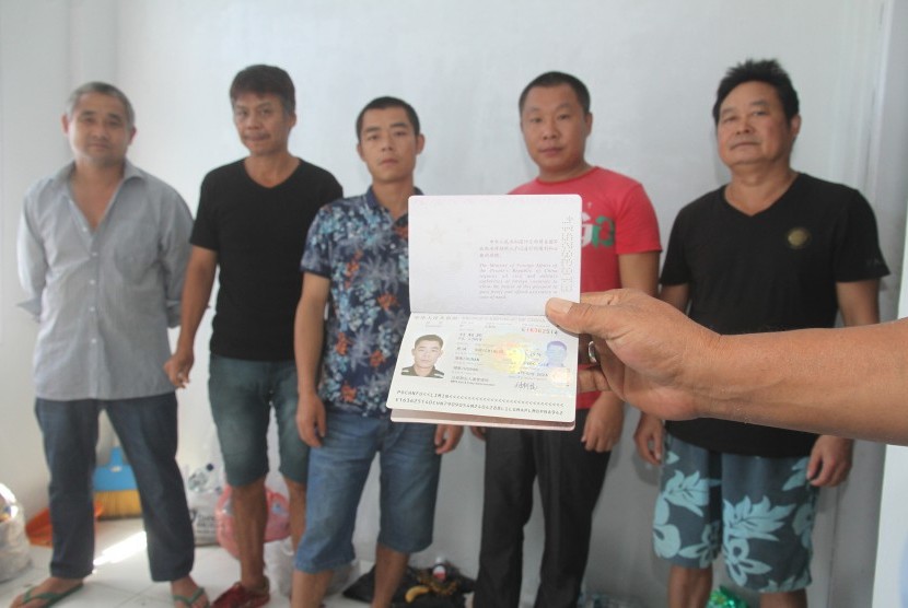 Immigration officer showed passport belongs to one of foreigner at the detention room, Immigration Office Class II B Meulaboh, West Aceh, Aceh, on Tuesday (November 15, 2016). 