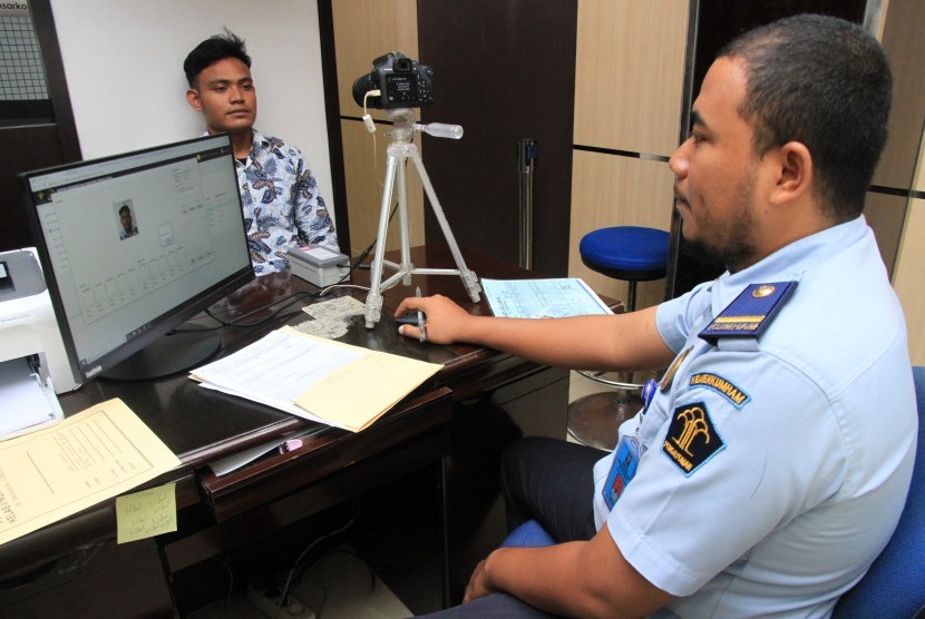 Petugas imigrasi merekam wajah dan sidik jari pemohon pembuatan paspor di Kantor Imigrasi Kelas II B Meulaboh, Aceh Barat, Aceh, Selasa (11/6/2019).