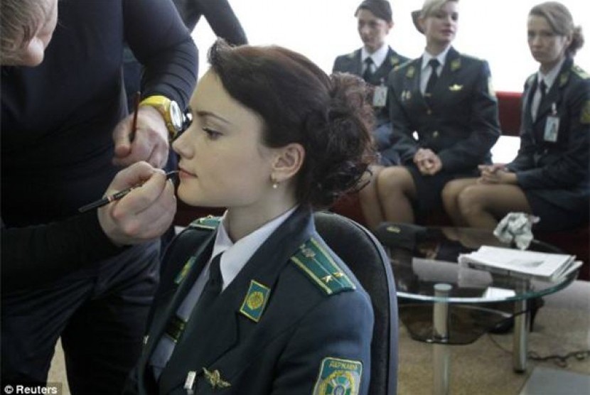 Petugas imigrasi Ukraina mendapat tips menggunakan make up dan menata rambut saat mengikuti pelatihan kecantikan di bandara Borispol, Kiev, Ukraina.