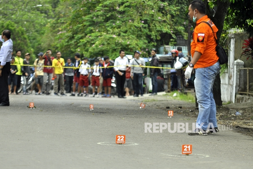  Petugas INAFIS melakukan olah TKP di lokasi ledakan di taman Pandawa, Jalan Pandawa, Kota Bandung, Senin (27/2).