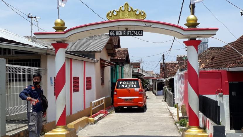 Petugas Inafis Polresta Bandar Lampung melakukan penyelidikan di rumah tersangka penusuk Syekh Ali Jaber Jl Tamin Gang Kemiri Bandar Lampung,  Senin (14/9). 