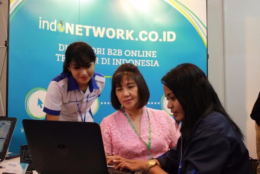 Petugas Indonetwork tengah menjelaskan kategori bisnis di portal ini pada pengunjung pameran