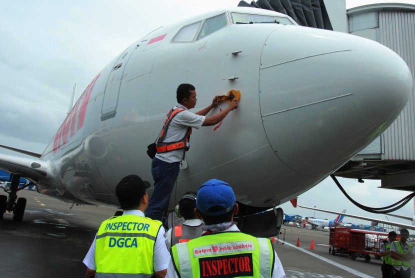 Petugas Inspektur Kelaikudaraan DKPPU Kementerian Perhubungan dan tekhnisi Lion Air melakukan pemeriksaan seluruh mesin dan kalibrasi dengan menggunakan alat simulasi kecepatan dan ketinggian pesawat pada pesawat Boing 737-8Max milik Lion Air di Bandara Soekarno Hatta, Tangerang, Banten, Selasa (12/3/2019). 