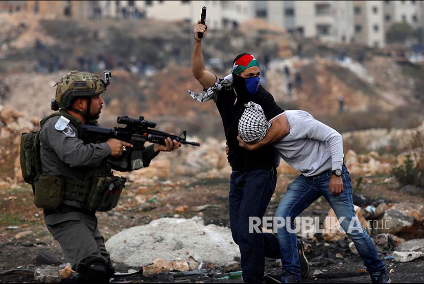 Petugas intel Israel yang menyamar menangkap pemuda Palestina pada aksi unjukrasa di Kota Ramallah, Tepi Barat, Palestina.