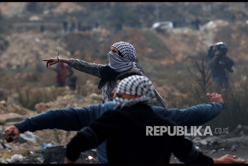Petugas intel Israel yang menyamar menangkap pemuda Palestina pada aksi unjukrasa di Kota Ramallah, Tepi Barat, Palestina.