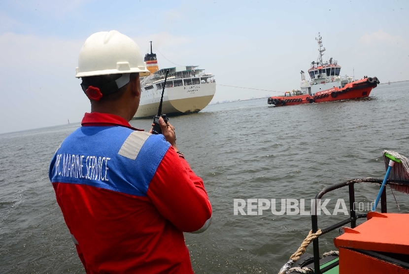 Petugas IPC memperhatikan kapal tunda (ilustrasi). IPC angkalbalam, Provinsi Kepulauan Bangka Belitung, menyatakan, 593 kapal tidak mau menggunakan jasa pandu.
