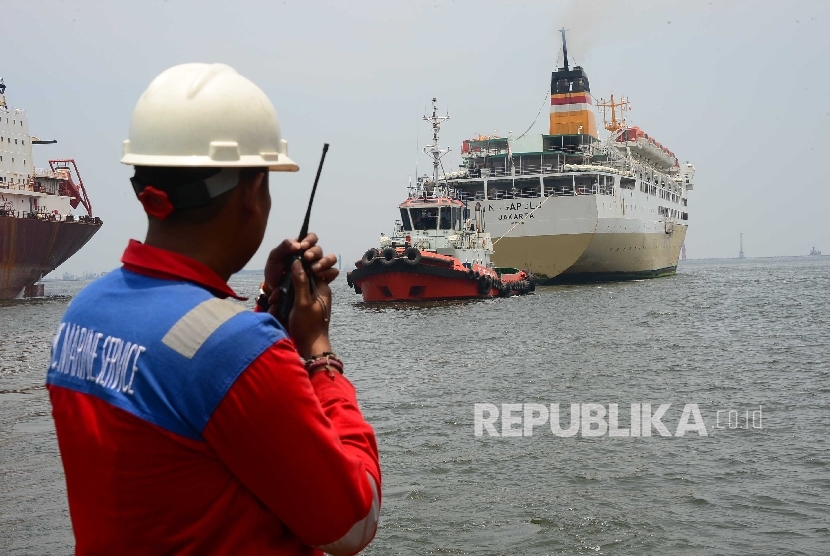 Petugas IPC Marine Service memperhatikan Kapal tunda milik milik PT Jasa Armada Indonesia menarik Kapal Pelni Nggapulu saat memasuki kawasan Pelabuhan Tanjung Priok, Jakarta, Rabu (11/10). 