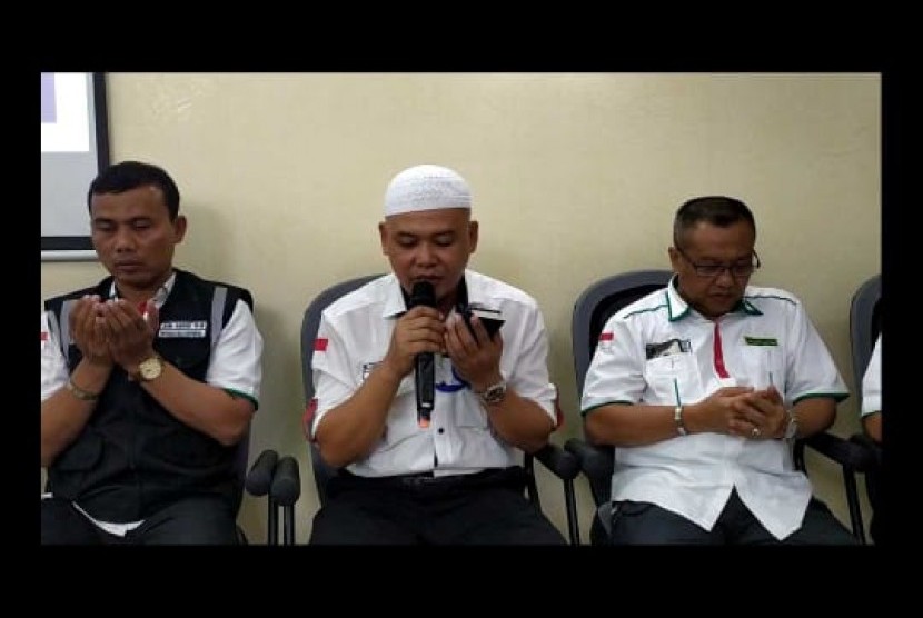 Petugas Jamaah Haji Daker Bandara, melakukan pembacaan yasin dan doa bersama untuk menyambut kedatangan jamaah haji kloter pertama asal Embarkasi Surabaya, Jumat (5/7)  malam di Kantor Urusan Haji (KUH) Indonesia, di Madinah. 