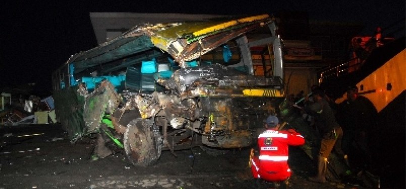 Petugas Jasa Raharja dibantu kepolisian berusaha mengevakuasi bangkai bus Karunia Bakti yang terperosok usai menyebabkan kecelakaan beruntun di kawasan Cisarua, Bogor, Jawa Barat, Sabtu (11/2). 